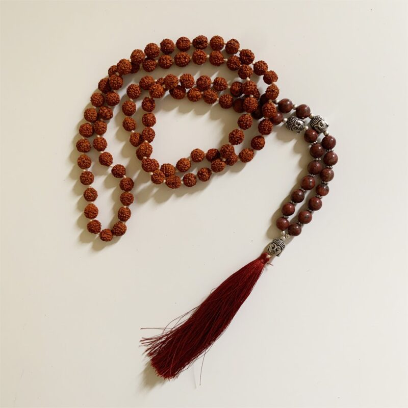 Rudraksha Buddha Mala avec pierres - Jaspe rouge